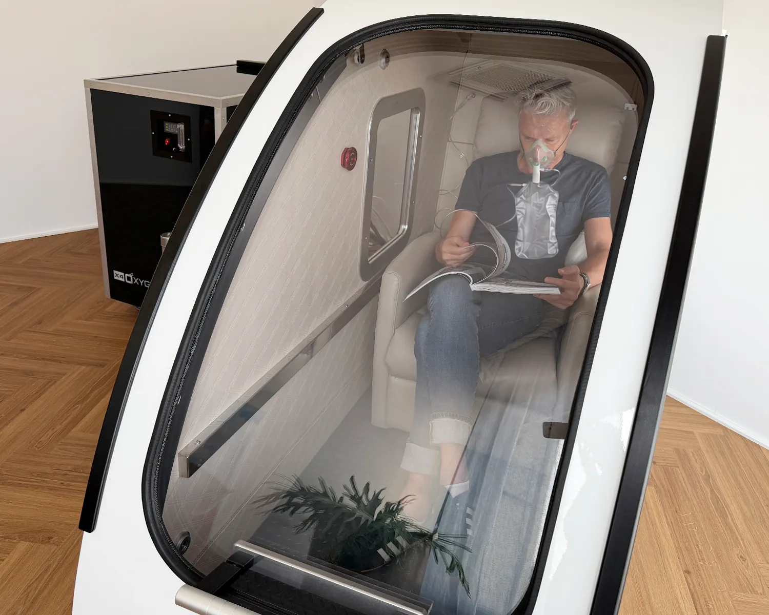 Patient mit Sauerstoffmaske während einer hyperbaren Sauerstofftherapie (HBOT) in der Druckkammer des INUA Zentrums für Funktionelle Medizin in Stuttgart-Möhringen.