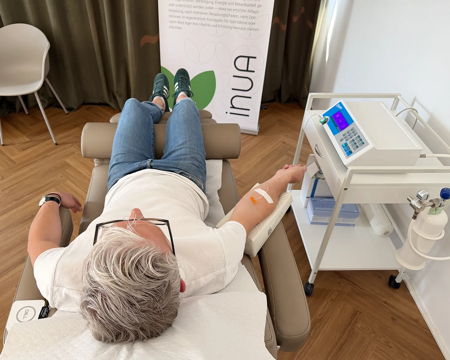 Patient bei einer intravenösen Sauerstofftherapie (Oxyvenierung) im INUA Zentrum für Funktionelle Medizin in Stuttgart-Möhringen.