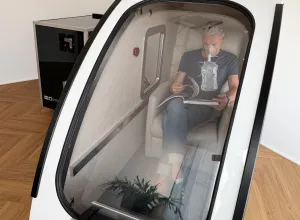 Patient mit Sauerstoffmaske während einer hyperbaren Sauerstofftherapie (HBOT) in der Druckkammer des INUA Zentrums für Funktionelle Medizin in Stuttgart-Möhringen.